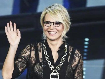Maria De Filippi la demolisce: ‘Non hai più 20 anni’, mai visto la conduttrice così arrabbiata