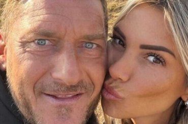 Noemi Bocchi e Totti, sulla spiaggia fanno scintille: i due sempre più innamorati