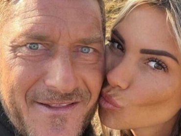 Noemi Bocchi e Totti, sulla spiaggia fanno scintille: i due sempre più innamorati