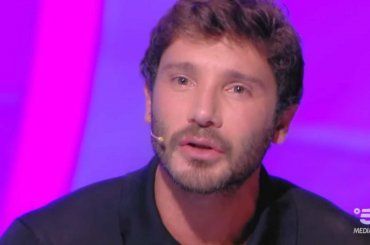 Stefano De Martino abbraccia e bacia la donna che gli ha cambiato la vita: “A lei deve tutto”