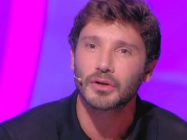 Stefano De Martino abbraccia e bacia la donna che gli ha cambiato la vita: “A lei deve tutto”
