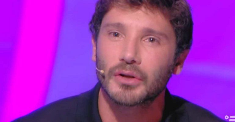 Stefano De Martino abbraccia e bacia la donna che gli ha cambiato la vita: “A lei deve tutto”