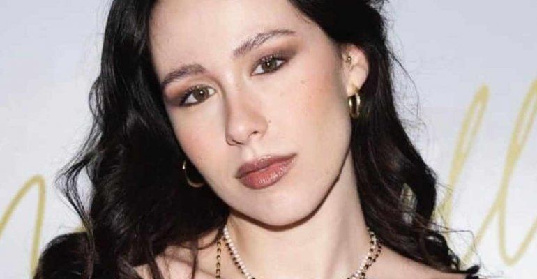 Aurora Ramazzotti senza vergogna, esce con le ciabatte stravaganti ed è subito ‘presa in giro’