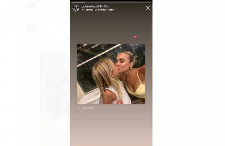 Chanel Totti e il dolce bacio alla sorella Isabel su Instagram