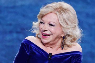 Sandra Milo, domani alle 12 l’ultimo saluto all’attrice. Commozione generale alla camera ardente
