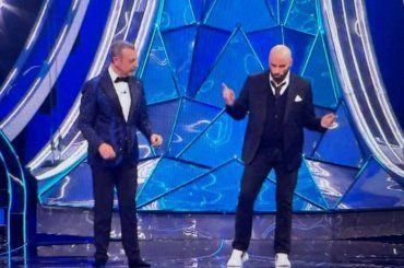 Sanremo, Amadeus e Fiorello che figuraccia con John Travolta: ‘l’attore caduto in un tranello’