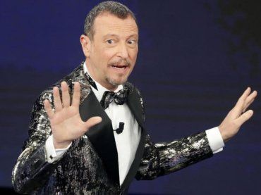 Amadeus ed il bacio inaspettato, Giovanna non c’entra… Tutto è accaduto in un momento particolare – FOTO