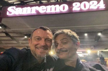 Amadeus sfoggia il suo portafortuna per Sanremo, in diretta lo mostra fiero- FOTO