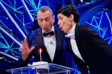 Sanremo, Giorgia ed Amadeus festeggiano i 30 anni di ‘E poi’, standing ovation al Teatro Ariston
