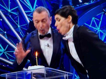 Sanremo, Giorgia ed Amadeus festeggiano i 30 anni di ‘E poi’, standing ovation al Teatro Ariston