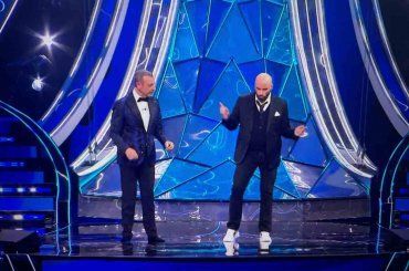 “Ogni volta che incontro John Travolta ho questo desiderio…” Amadeus e il sogno da una vita: pubblico spiazzato