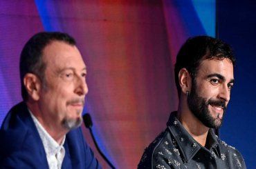 Marco Mengoni ed Amadeus intonano ‘Bella Ciao’: applausi durante la conferenza stampa
