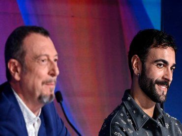 Marco Mengoni ed Amadeus intonano ‘Bella Ciao’: applausi durante la conferenza stampa