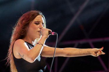 Angelina Mango arriva a Sanremo, i fan le donano un regalo tenerissimo: la sua faccia mentre lo scarta