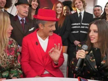 Fiorello, battuta di pessimo gusto ad Angelina: uno dei momenti peggiori di Viva Rai 2 – VIDEO