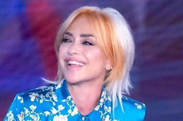 “Trovata sul lungo mare” il tenero incontro di Paola Barale