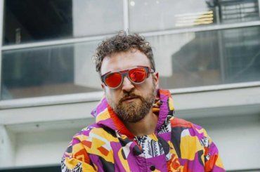 Rischia di essere licenziato durante il Festival di Sanremo, si salva per un pelo dietro le quinte