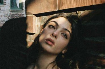 É bellissima, ha 19 anni ed i suoi genitori sono famosi in tutto il mondo: riuscite a riconoscerla?