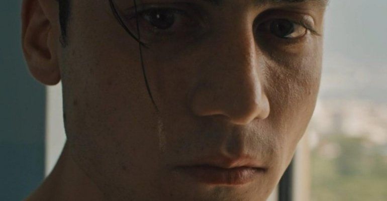 Mare Fuori, chi ha messo la maniglia sotto il cuscino di Edoardo? In questa scena si vede chiaramente (Spoiler) – VIDEO