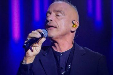 Ovazione a Sanremo per Eros Ramazzotti, ma lui fulmina Amadeus: “Fai ballare il ballo del qua qua anche a me?”