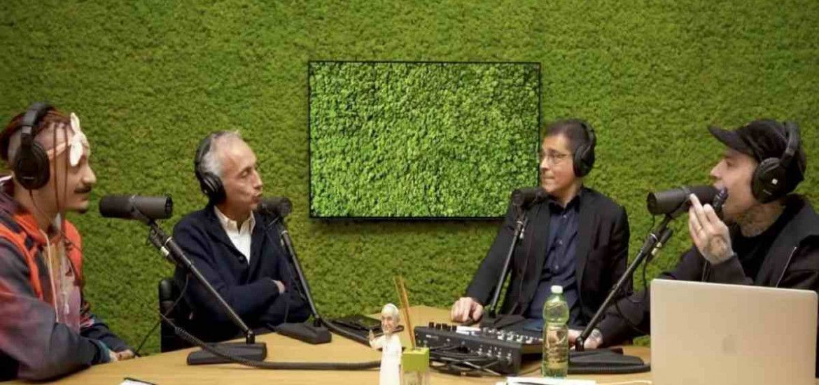 Marco Travaglio, Mr. Marra, Daniele Capezzone e Fedez nella puntata di Muschio Selvaggio caricata ieri.