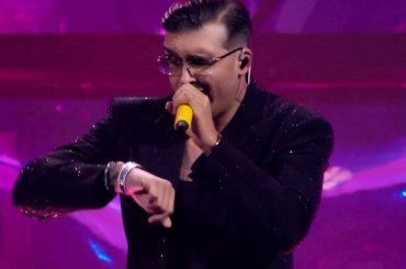 Geolier canta in napoletano sul palco dell’Ariston ma non è stato l’unico: nel 2010 c’erano loro