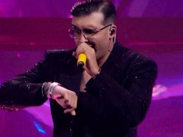 Geolier canta in napoletano sul palco dell’Ariston ma non è stato l’unico: nel 2010 c’erano loro