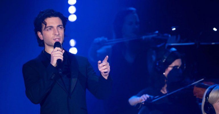 Gianluca Ginoble, ‘sembra una ventenne’ fa colpo la mamma del tenore del trio Il Volo – FOTO