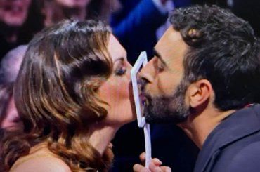 Giovanna Civitillo bacia Mengoni, la reazione di Amadeus in diretta