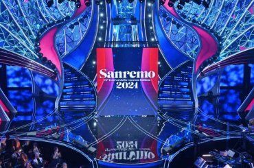 Sanremo 2024, la scaletta della quinta ed ultima serata: ospiti, conduttori e artisti in gara