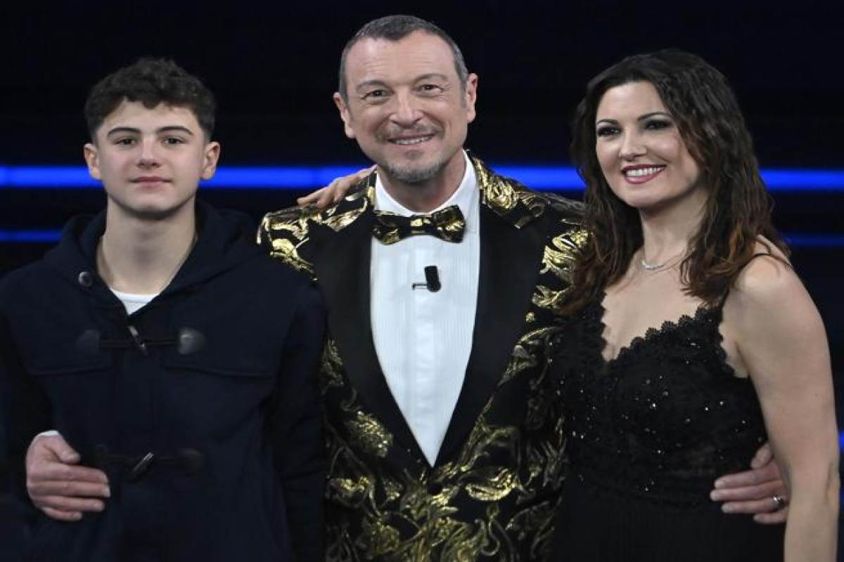 Amadeus, Giovanna Civitillo e il figlio José. Amadeus, Giovanna Civitillo e il figlio José.