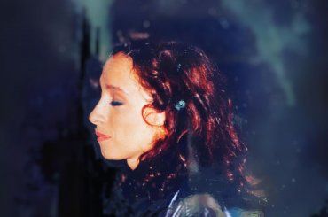 Riconosci la donna in foto? E’ la madre di una persona famosissima, non si parla che di lei