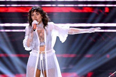 “Non sto capendo”, Madame senza reggiseno manda in tilt il web – FOTO