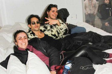 Mahmood fa impazzire I fan: pigiama party sul lungomare di Sanremo