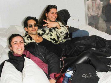 Mahmood fa impazzire I fan: pigiama party sul lungomare di Sanremo
