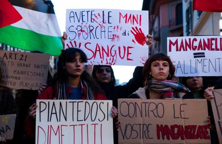 Cartelli in un corteo contro le manganellate sugli studenti. Cartelli in un corteo contro le manganellate sugli studenti.