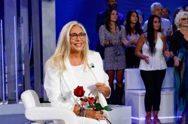 Mara Venier bacia un altro e ne pubblica la foto, chi è lui e come l’ha presa Nicola