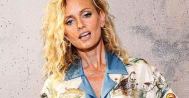 Intramontabile Justine Mattera, per lei gli anni non passano mai. Sul set è uno schianto