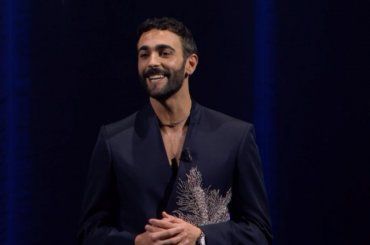 Sanremo 2024, Marco Mengoni inaugura la 74esima edizione: uno dei momenti più attesi