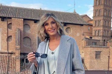 Myrta Merlino, spacco vertiginoso e tacchi alti: la giornalista conquista il web, ma c’è chi dice ‘falsa copia della D’Urso’ – FOTO