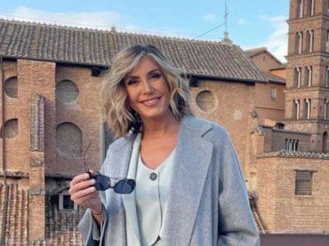 Myrta Merlino, spacco vertiginoso e tacchi alti: la giornalista conquista il web, ma c’è chi dice ‘falsa copia della D’Urso’ – FOTO