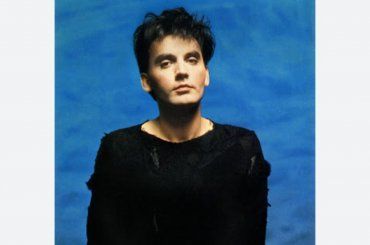 Nessuno lo ricorda, il noto cantante era un ragazzino poi è cambiato tantissimo, di chi stiamo parlando ?