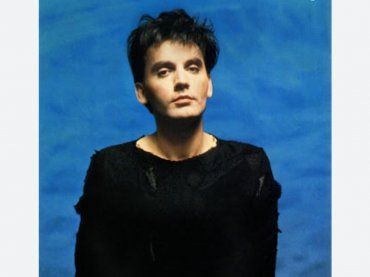 Nessuno lo ricorda, il noto cantante era un ragazzino poi è cambiato tantissimo, di chi stiamo parlando ?