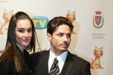 Pier Silvio Berlusconi e Silvia travolti dalle critiche, i commenti sono lapidari: perchè il web è su tutte le furie