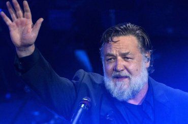 Russell Crowe all’Ariston, il VIDEO diventa virale, il gesto sospetto si è notato solo ora