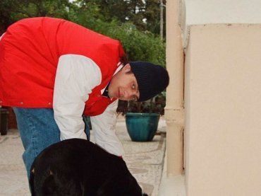 Sangiovanni dice basta, il cantante non riesce a continuare, ‘tornerò più forte’: di cosa soffre