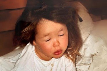 Qui aveva pochi anni, visino dolce e guanciotte da baciare, avete capito chi è? I genitori sono famosissimi