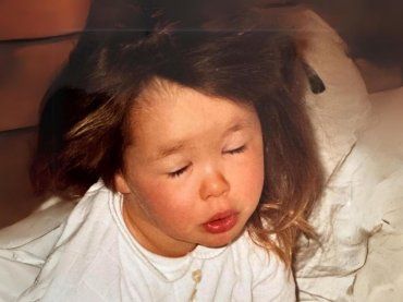 Qui aveva pochi anni, visino dolce e guanciotte da baciare, avete capito chi è? I genitori sono famosissimi