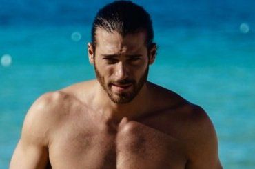 ‘”Ma è davvero lui?”, Can Yaman e la trasformazione non da poco, alcune fan non l’hanno riconosciuto – FOTO