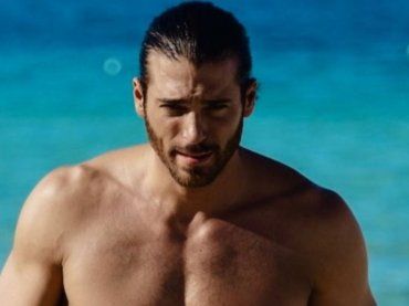 ‘”Ma è davvero lui?”, Can Yaman e la trasformazione non da poco, alcune fan non l’hanno riconosciuto – FOTO